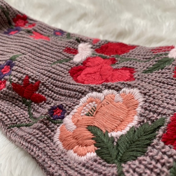 COPY - American Eagle embroidered flower sweater - Picture 4 of 5